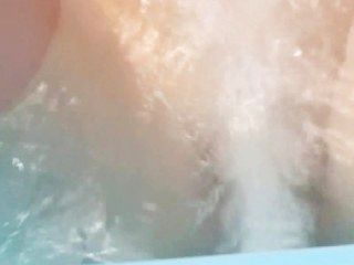 青少年在一個按摩浴缸赤裸