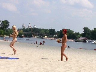 熱的青少年裸體主義者使這個裸體海灘甚至更熱