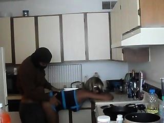 熱的黑人女孩他媽的在廚房裡