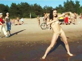 亭亭玉立的青少年與活潑的胸部赤裸在一個裸體主義者海灘