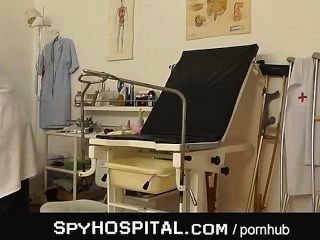 醫院間諜凸輪視頻的裸體女病人