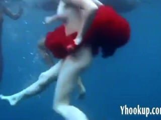 3女孩在海中脫衣不錯yhookup_c