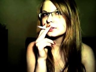 好波蘭女孩抽煙和談話