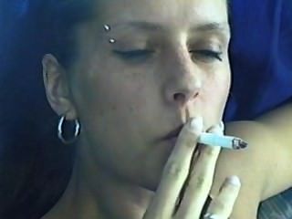 女孩吸煙davidoff magnum香煙pt。2