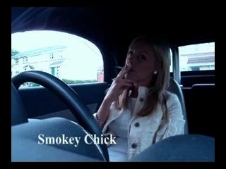 熱英語婦女抽煙
