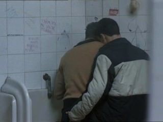 兩個熱傢伙在公共廁所見面...