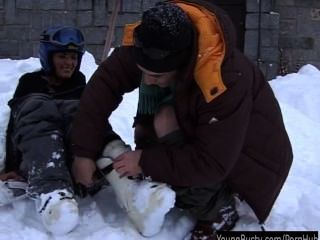 深色的青少年的ora採取在雪的一個肥胖陰莖