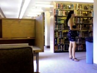 赤裸在圖書館