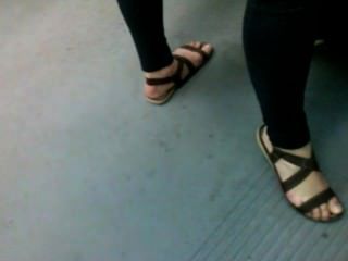 漂亮的腳在地鐵
