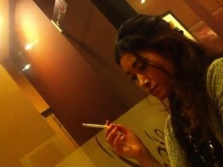 吸煙的亞洲女孩