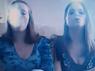 莫妮卡和朋友做煙技巧