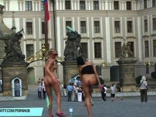 leonelle和laura赤裸在公開街道上