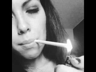 超級熱吸煙的女孩