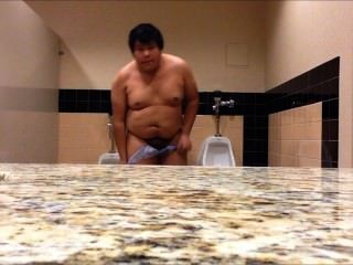 胖的男孩完全裸體在公共廁所