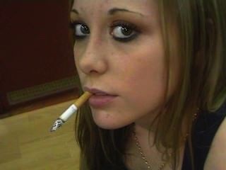 女孩吸煙