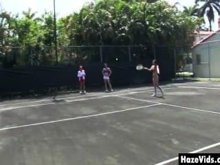 大學女孩在網球場上脫光赤裸